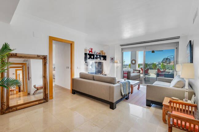 Exklusive Wohnung mit Großer Terrasse und Panoramablick auf Golfplatz und Meer