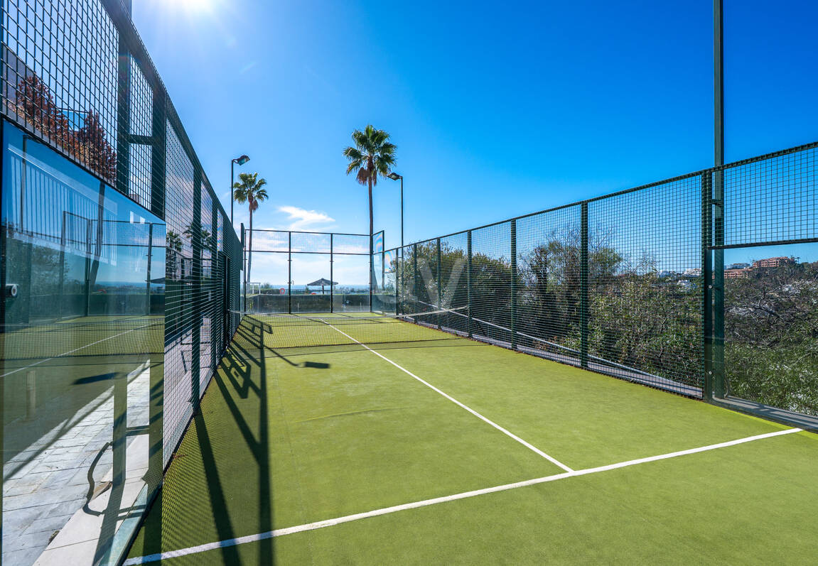 Exklusive Wohnung mit Großer Terrasse und Panoramablick auf Golfplatz und Meer