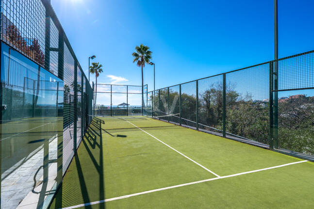 Exklusive Wohnung mit Großer Terrasse und Panoramablick auf Golfplatz und Meer