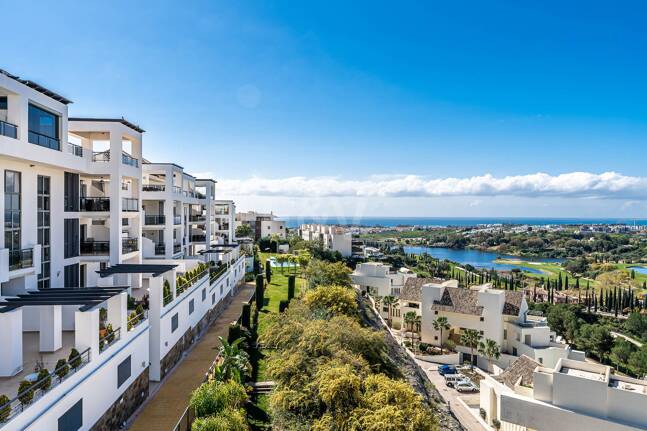 Exklusive Wohnung mit Großer Terrasse und Panoramablick auf Golfplatz und Meer