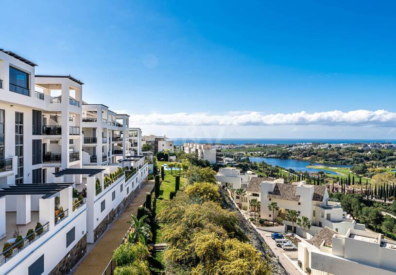Exklusive Wohnung mit Großer Terrasse und Panoramablick auf Golfplatz und Meer