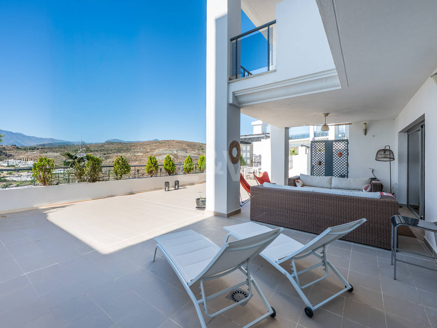 Exklusive Wohnung mit Großer Terrasse und Panoramablick auf Golfplatz und Meer