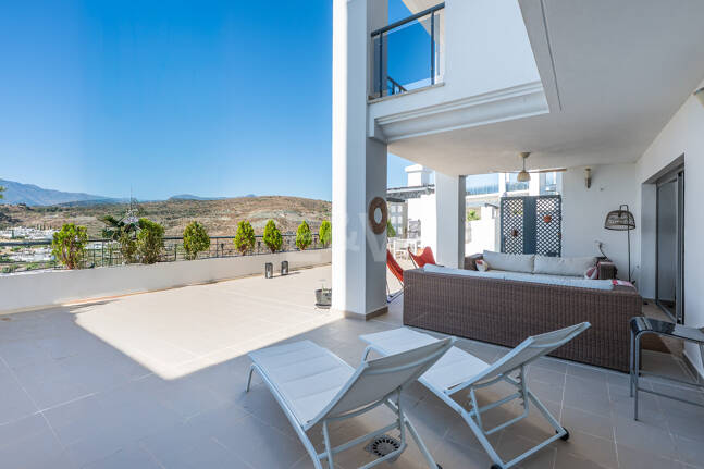 Exklusive Wohnung mit Großer Terrasse und Panoramablick auf Golfplatz und Meer