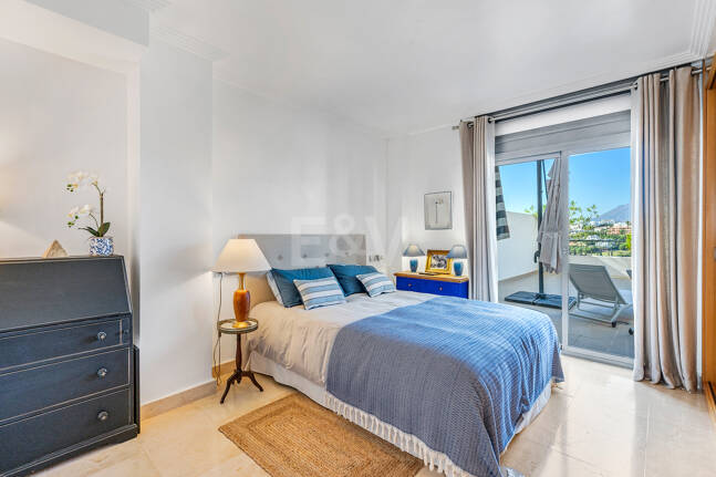 Exklusive Wohnung mit Großer Terrasse und Panoramablick auf Golfplatz und Meer