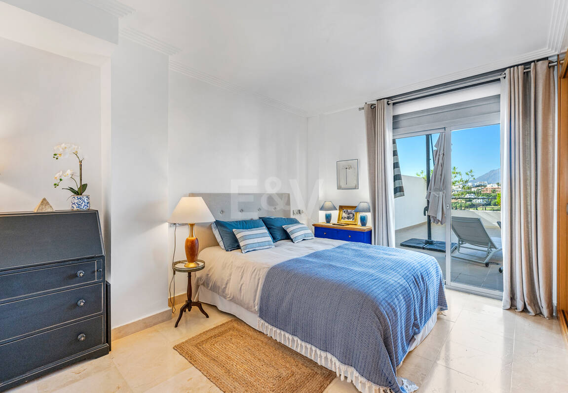 Exklusive Wohnung mit Großer Terrasse und Panoramablick auf Golfplatz und Meer