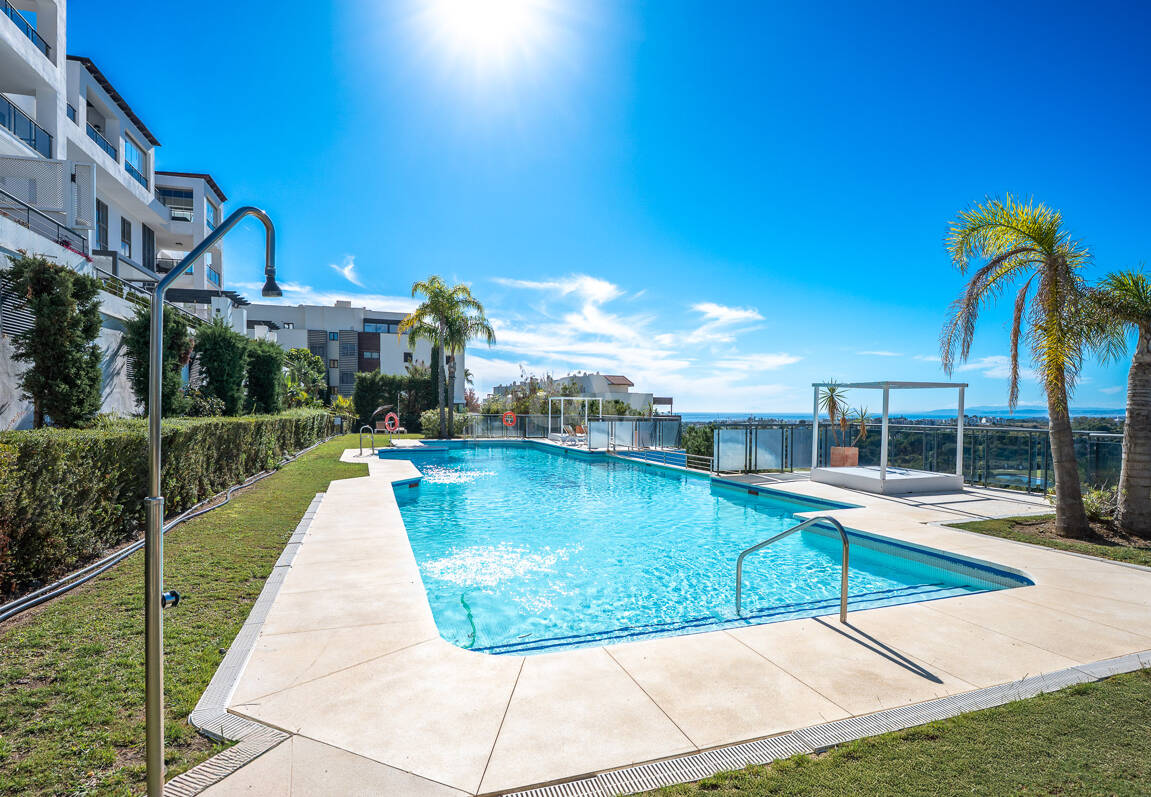 Exklusive Wohnung mit Großer Terrasse und Panoramablick auf Golfplatz und Meer