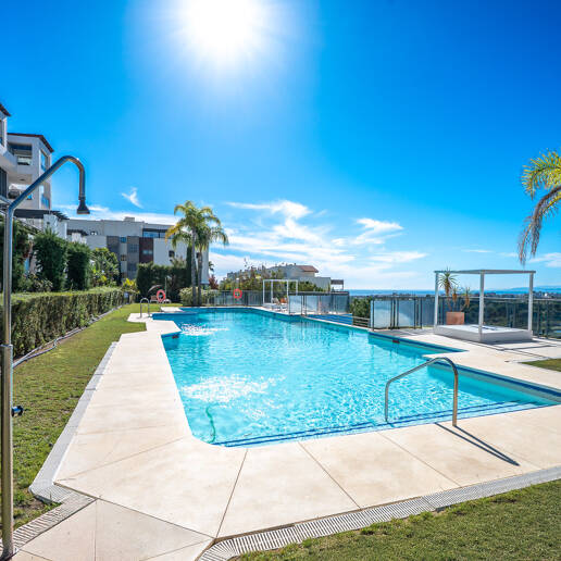 Exklusive Wohnung mit Großer Terrasse und Panoramablick auf Golfplatz und Meer