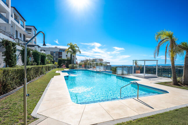 Exklusive Wohnung mit Großer Terrasse und Panoramablick auf Golfplatz und Meer