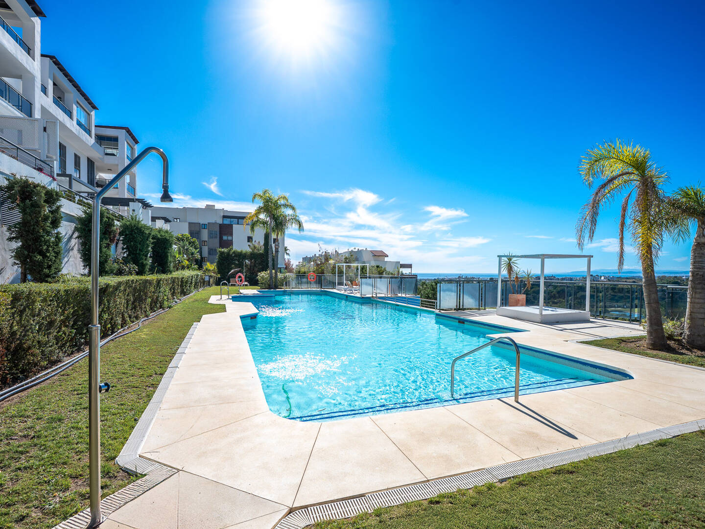 Exklusive Wohnung mit Großer Terrasse und Panoramablick auf Golfplatz und Meer