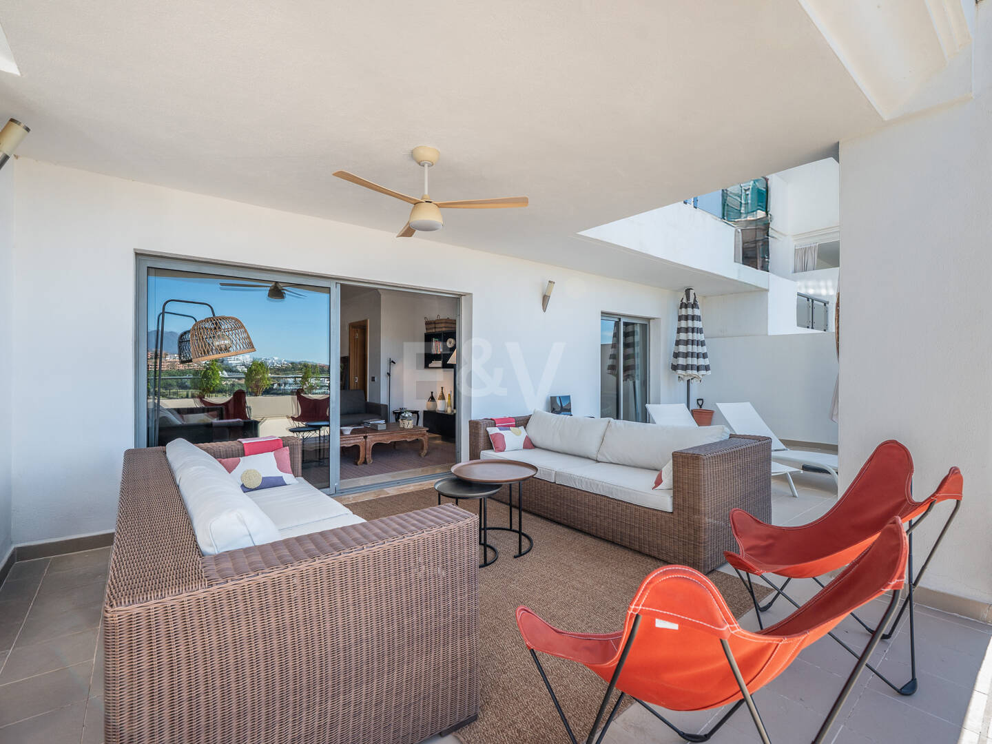 Exklusive Wohnung mit Großer Terrasse und Panoramablick auf Golfplatz und Meer