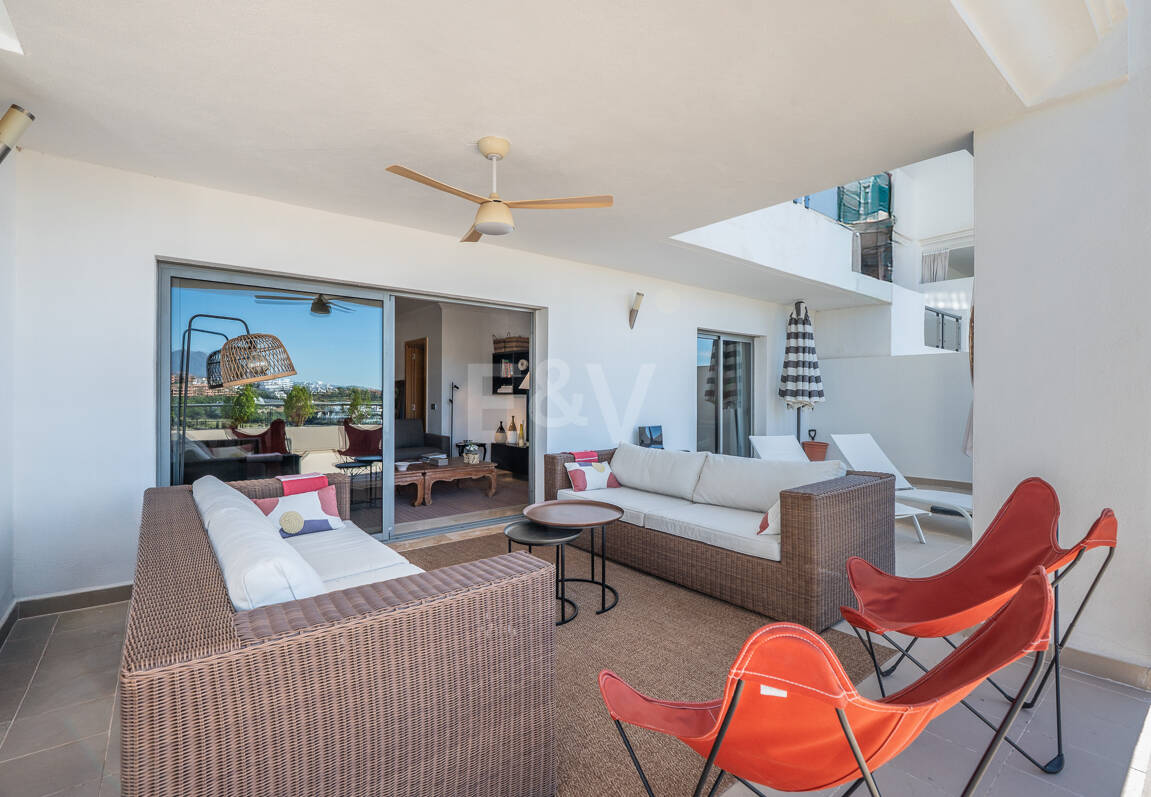 Exklusive Wohnung mit Großer Terrasse und Panoramablick auf Golfplatz und Meer