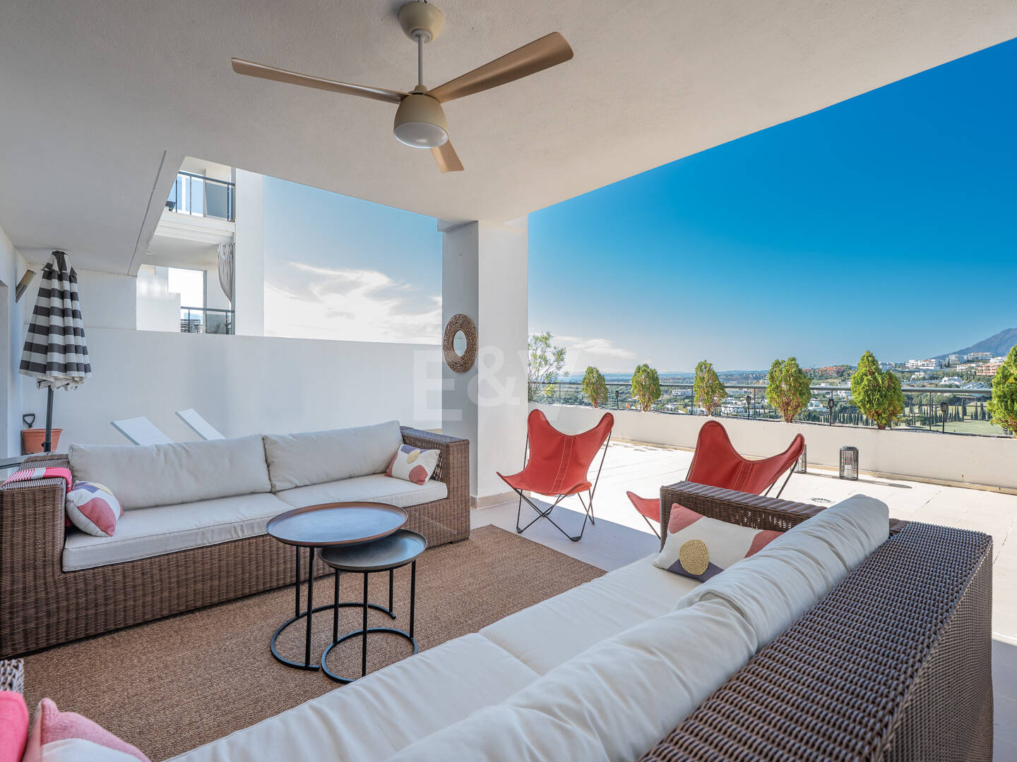 Exklusive Wohnung mit Großer Terrasse und Panoramablick auf Golfplatz und Meer