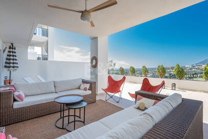 Exklusive Wohnung mit Großer Terrasse und Panoramablick auf Golfplatz und Meer