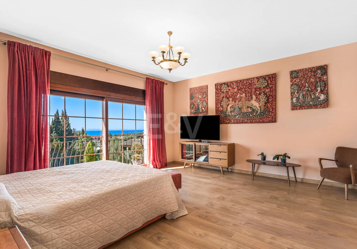 Elegante villa mediterránea con vistas al mar