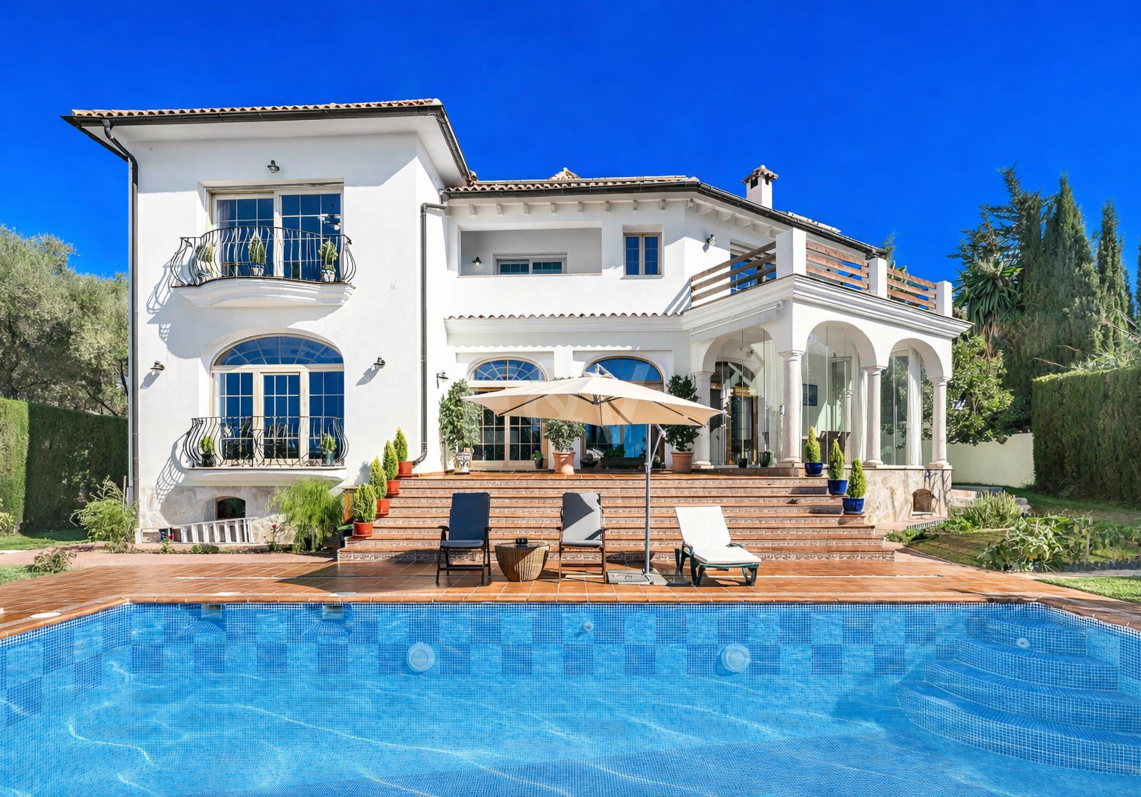 Elegante villa mediterránea con vistas al mar