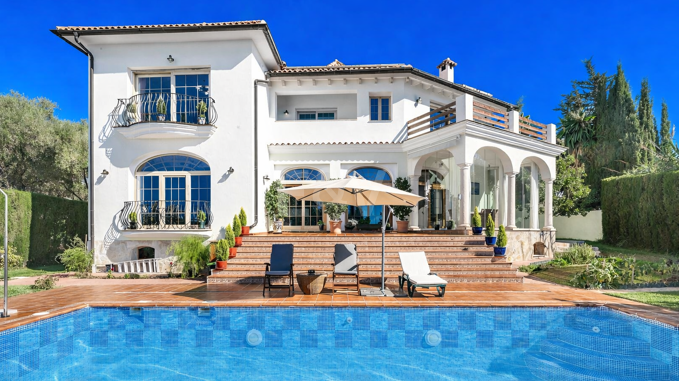 Elegante villa mediterránea con vistas al mar