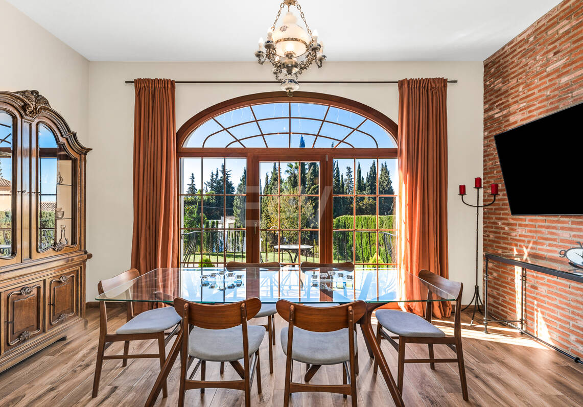 Elegante villa mediterránea con vistas al mar