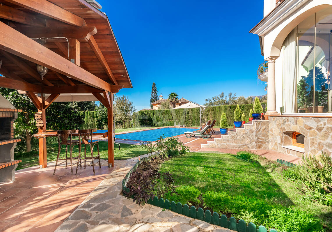 Elegante villa mediterránea con vistas al mar