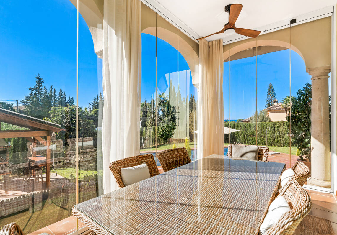 Elegante villa mediterránea con vistas al mar