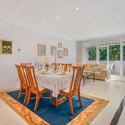 Large 4-Bedroom Corner Apartment in Walking Distance to the Beach