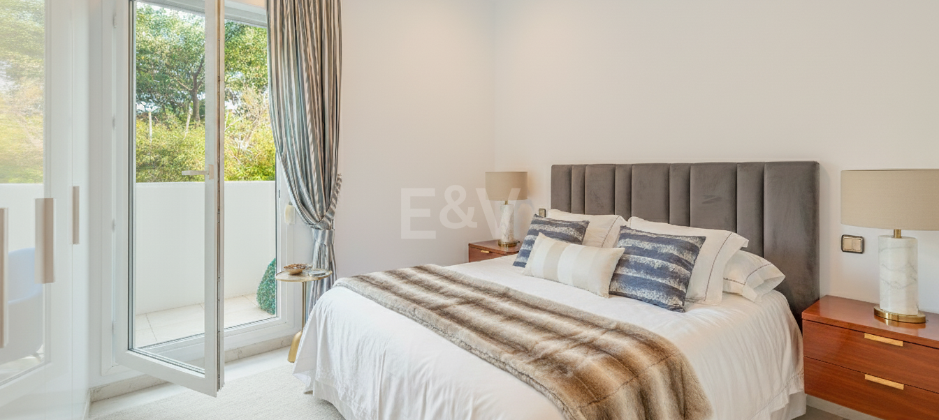 Large 4-Bedroom Corner Apartment in Walking Distance to the Beach