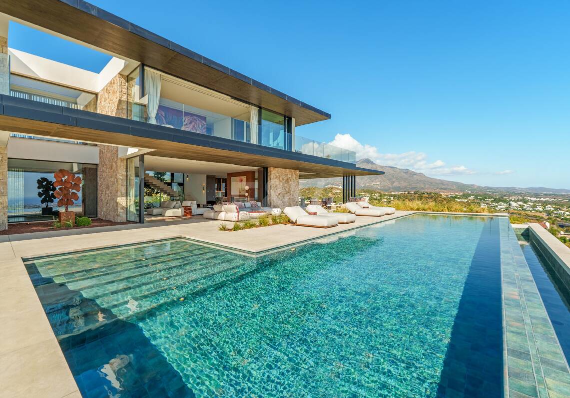 Architectural Brilliance and Breathtaking Views in El Herrojo, La Quinta