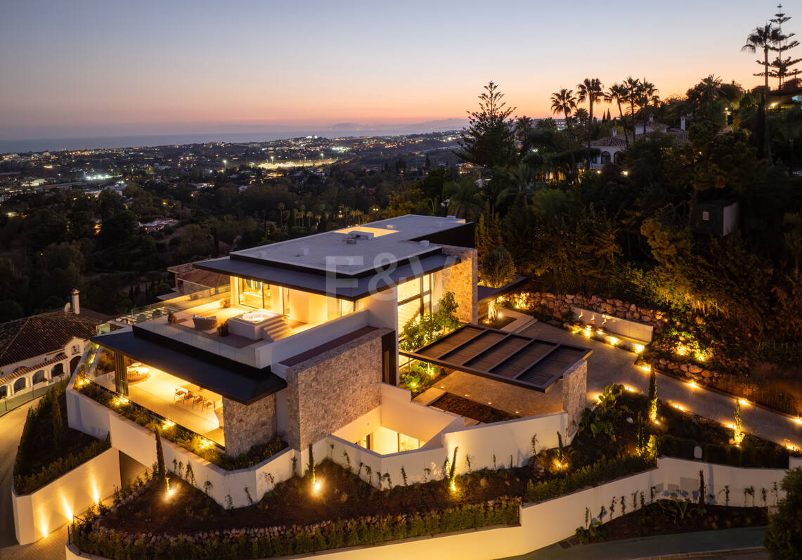 Architectural Brilliance and Breathtaking Views in El Herrojo, La Quinta