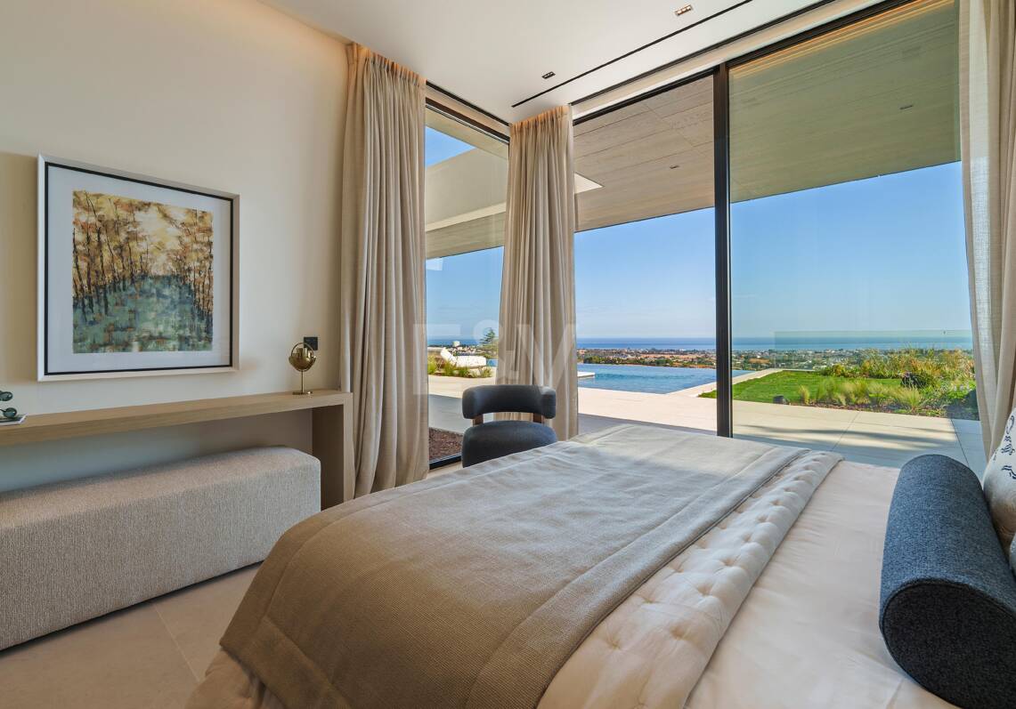 Architectural Brilliance and Breathtaking Views in El Herrojo, La Quinta