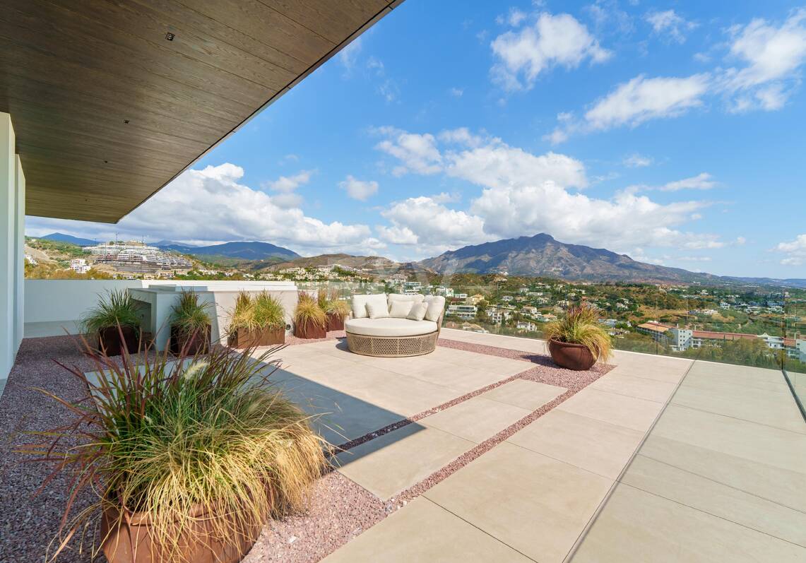 Architectural Brilliance and Breathtaking Views in El Herrojo, La Quinta