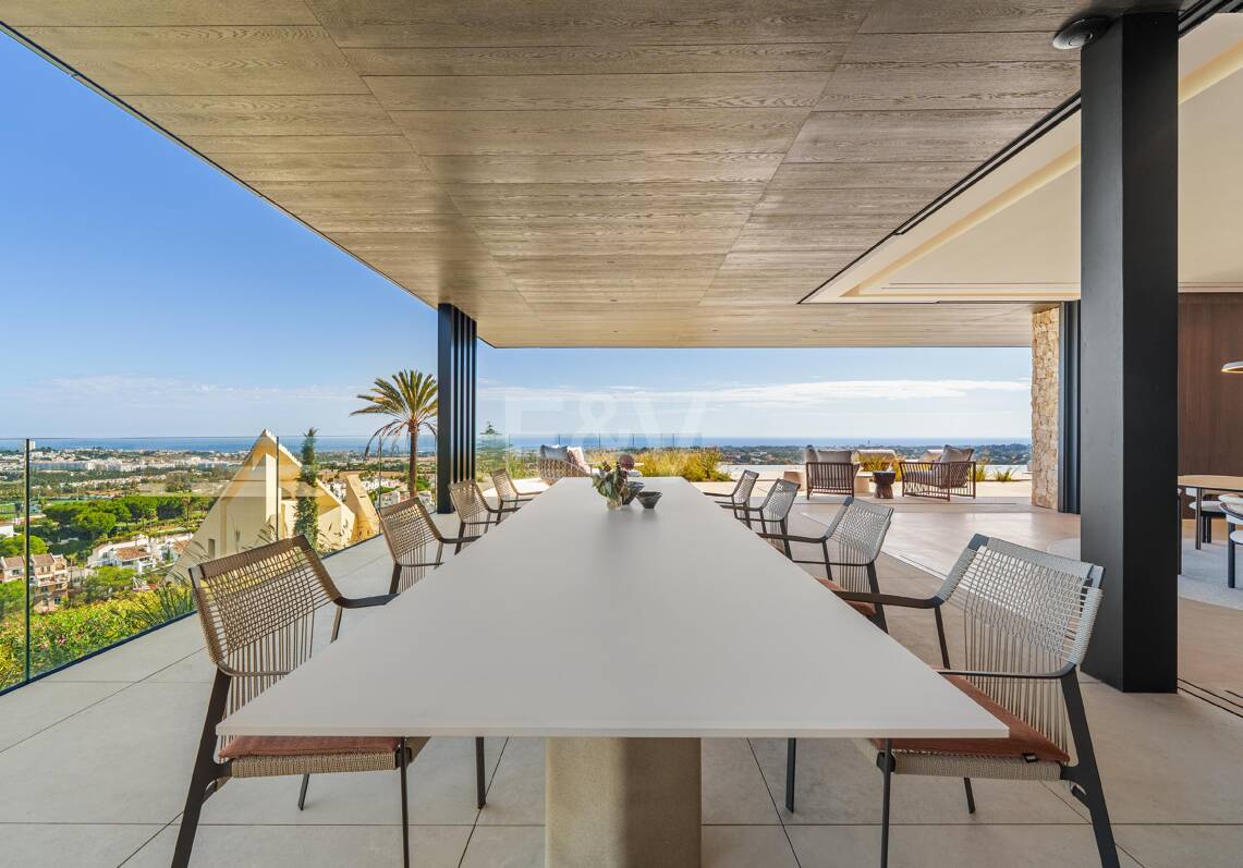 Architectural Brilliance and Breathtaking Views in El Herrojo, La Quinta