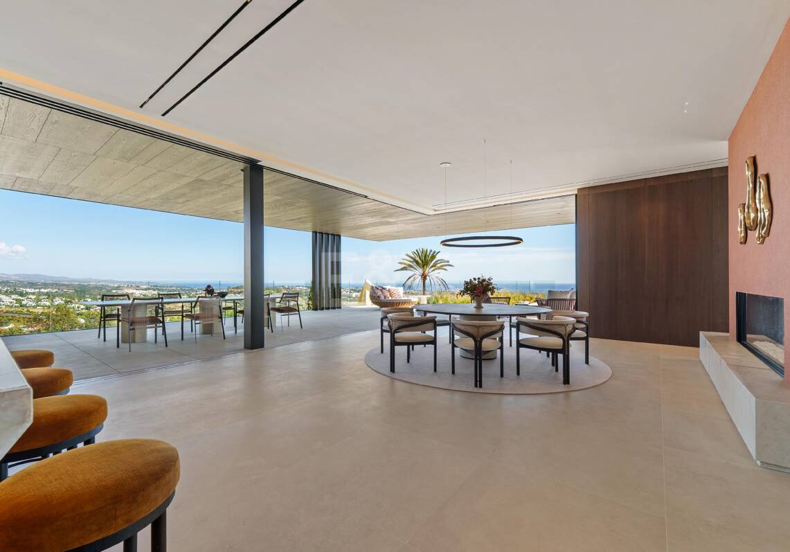 Architectural Brilliance and Breathtaking Views in El Herrojo, La Quinta