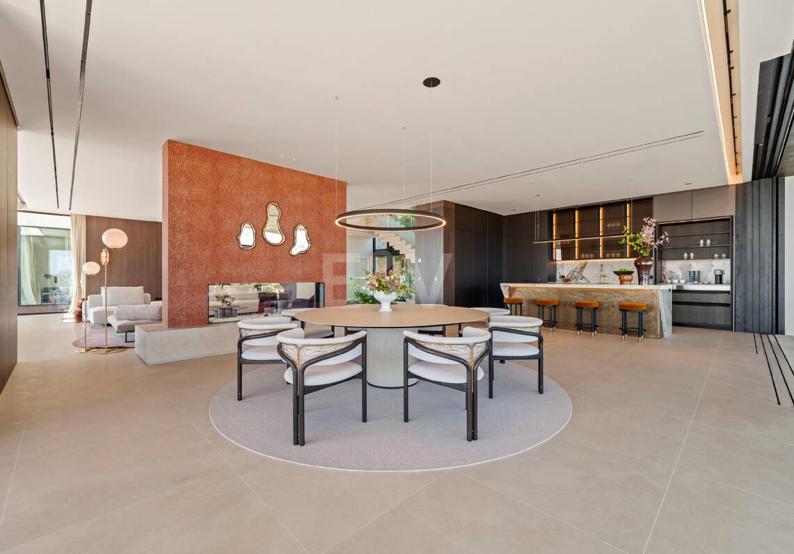 Architectural Brilliance and Breathtaking Views in El Herrojo, La Quinta