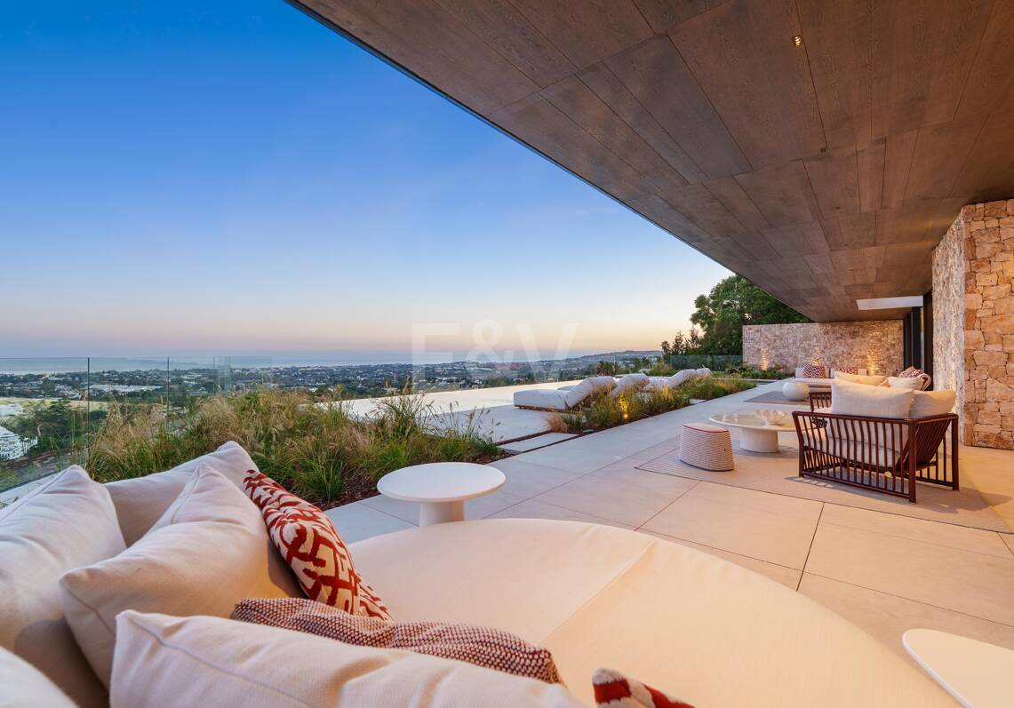 Architectural Brilliance and Breathtaking Views in El Herrojo, La Quinta