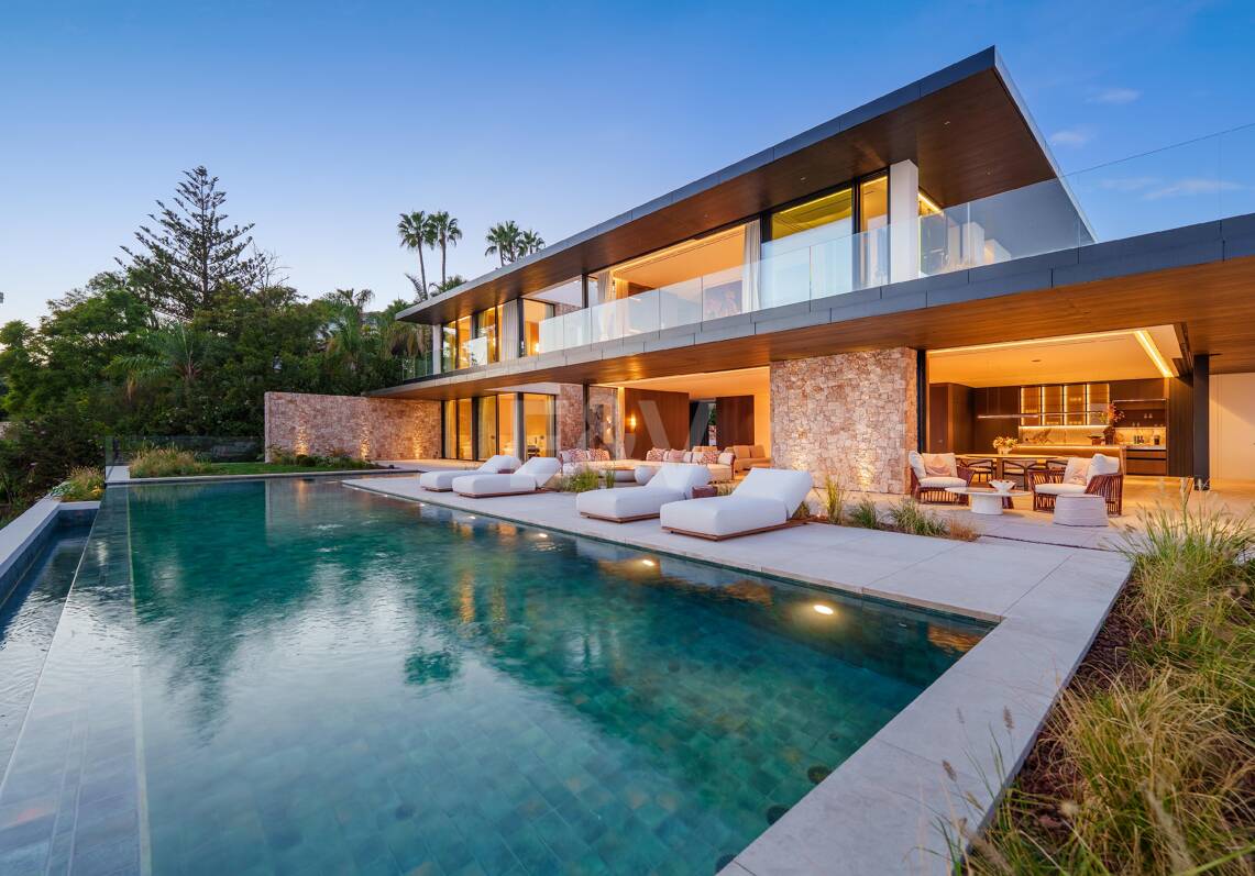 Architectural Brilliance and Breathtaking Views in El Herrojo, La Quinta