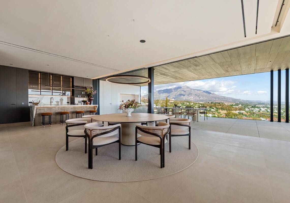 Architectural Brilliance and Breathtaking Views in El Herrojo, La Quinta