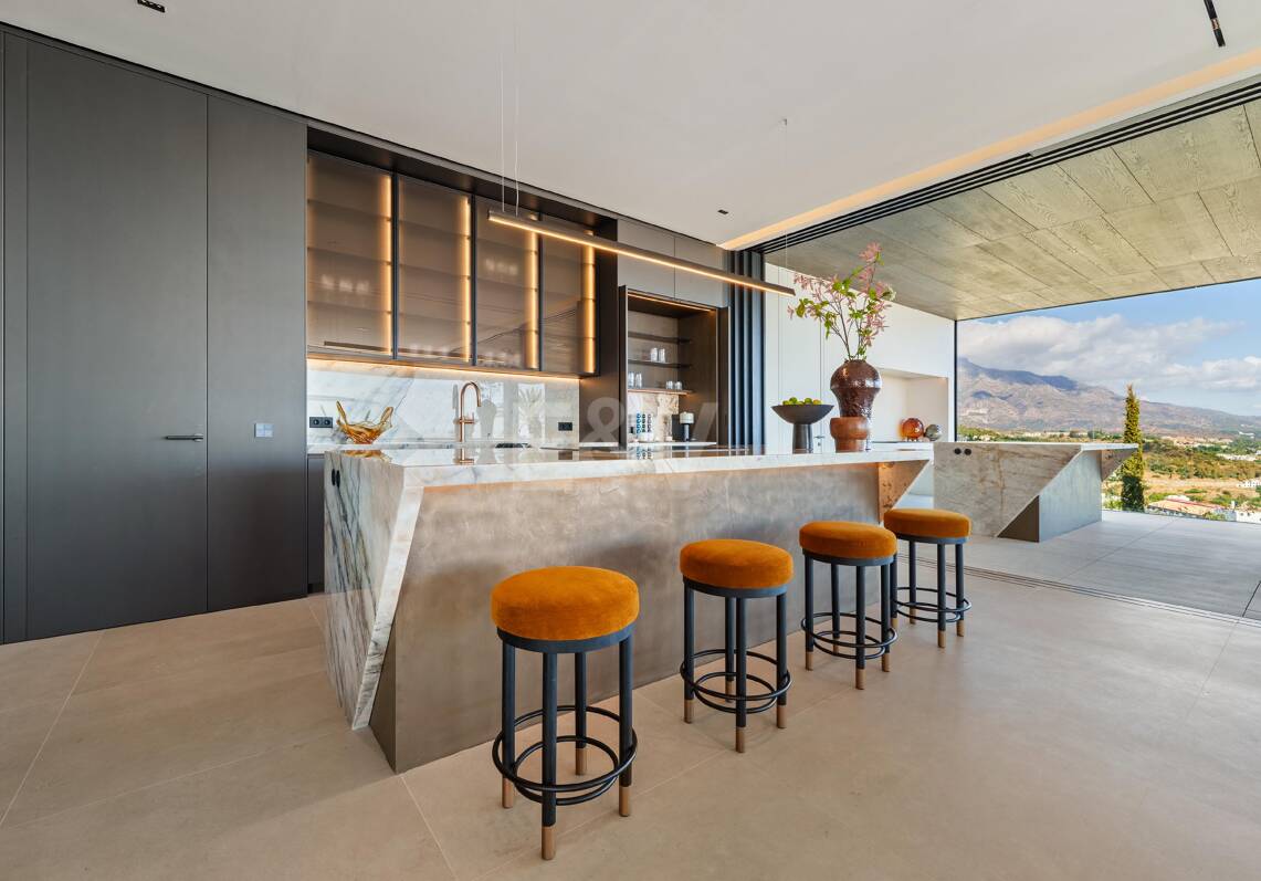 Architectural Brilliance and Breathtaking Views in El Herrojo, La Quinta