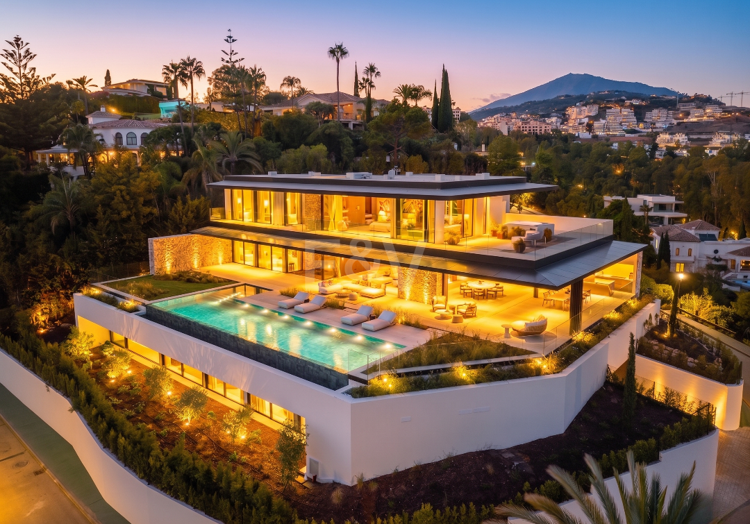 Architectural Brilliance and Breathtaking Views in El Herrojo, La Quinta