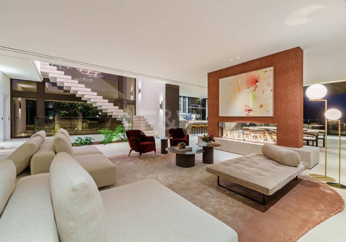 Architectural Brilliance and Breathtaking Views in El Herrojo, La Quinta