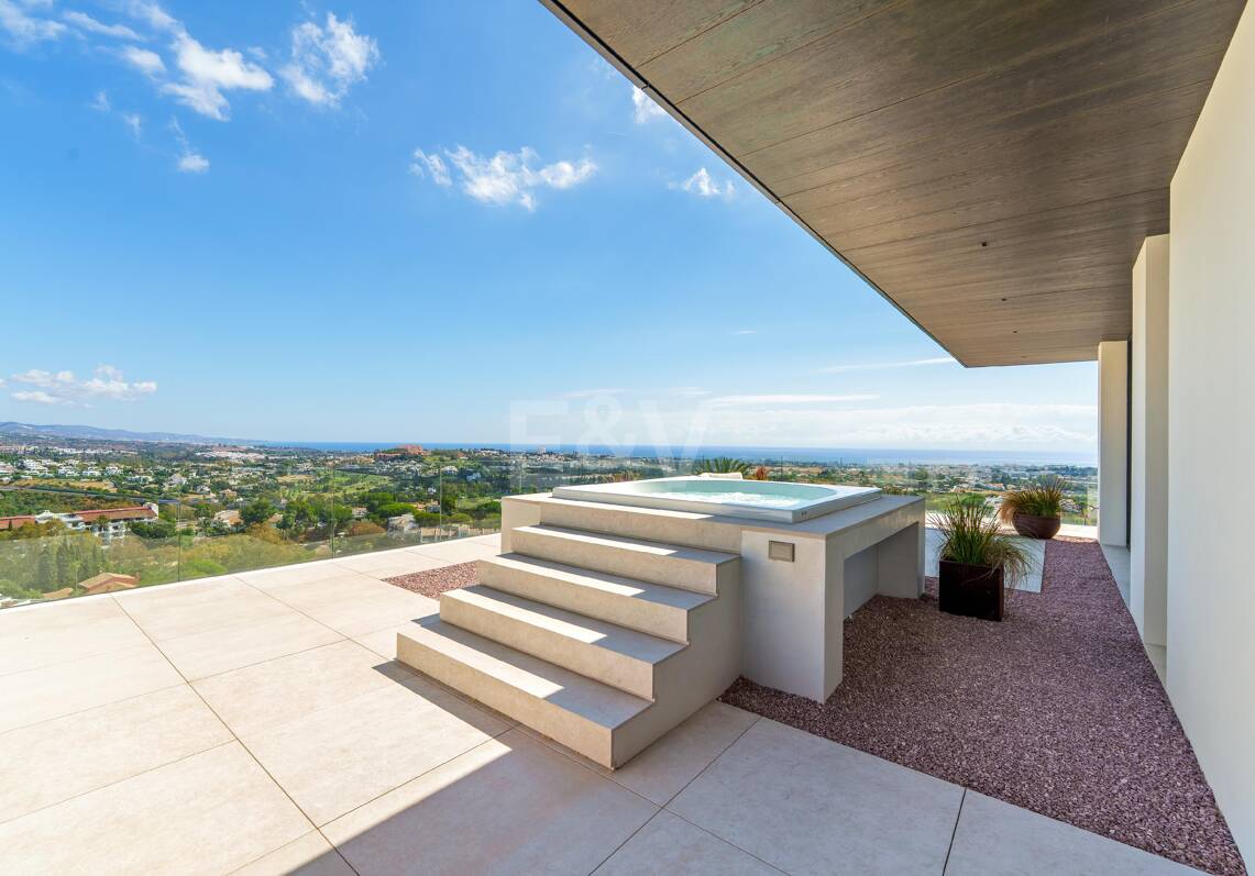 Architectural Brilliance and Breathtaking Views in El Herrojo, La Quinta