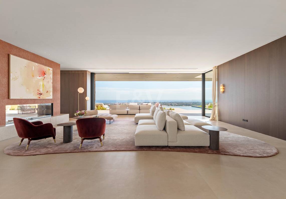 Architectural Brilliance and Breathtaking Views in El Herrojo, La Quinta