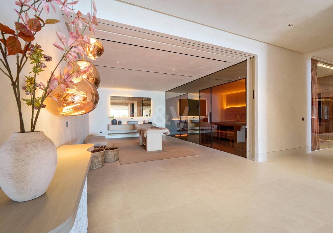 Architectural Brilliance and Breathtaking Views in El Herrojo, La Quinta
