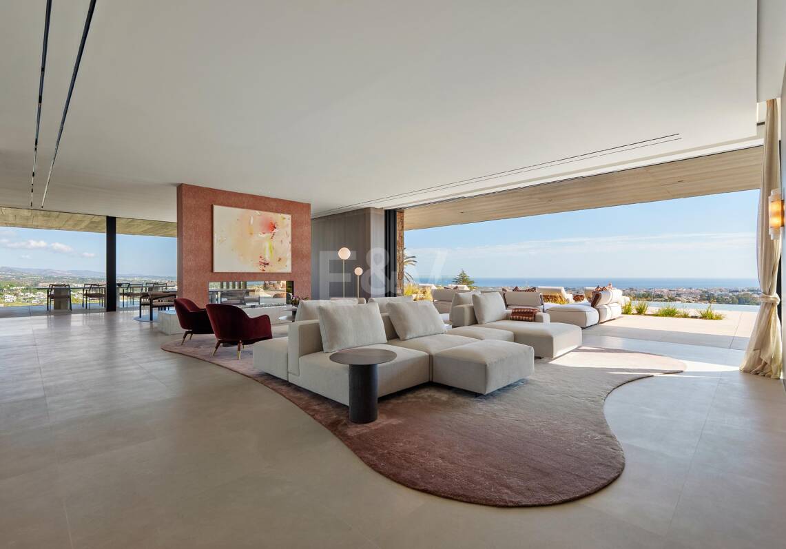 Architectural Brilliance and Breathtaking Views in El Herrojo, La Quinta