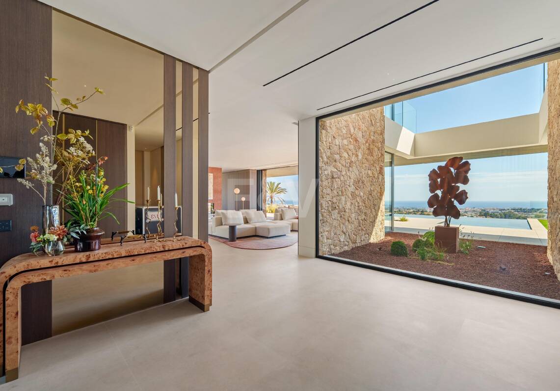 Architectural Brilliance and Breathtaking Views in El Herrojo, La Quinta
