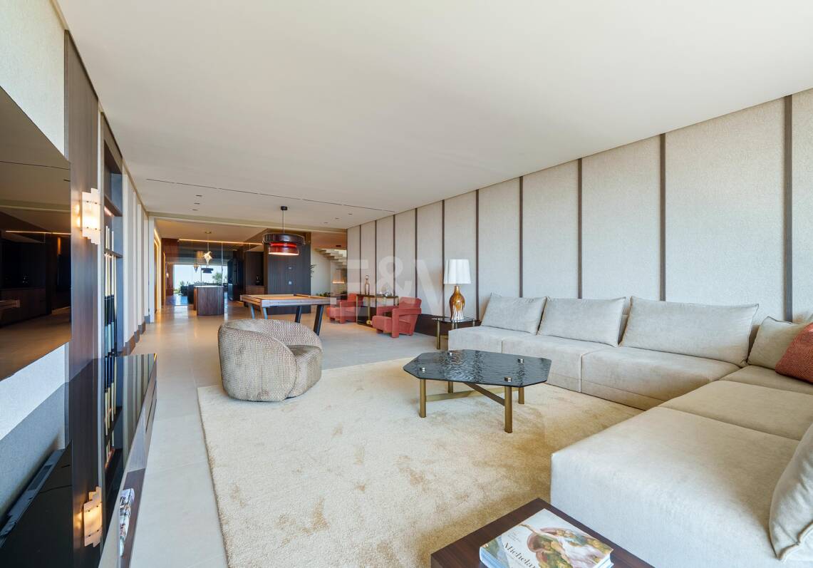 Architectural Brilliance and Breathtaking Views in El Herrojo, La Quinta