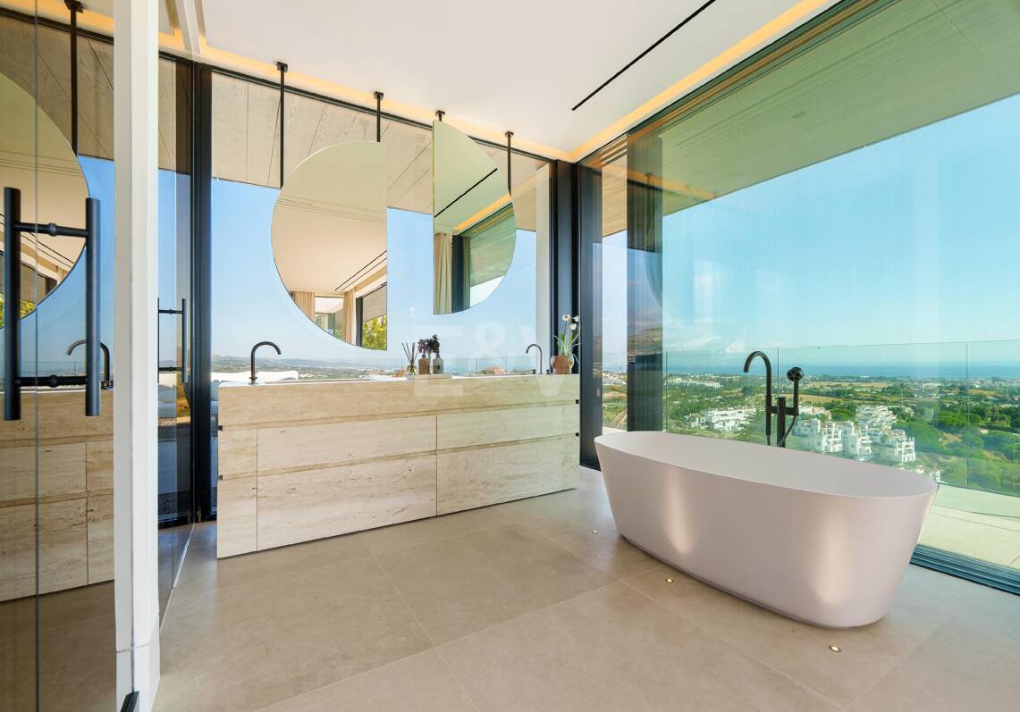 Architectural Brilliance and Breathtaking Views in El Herrojo, La Quinta