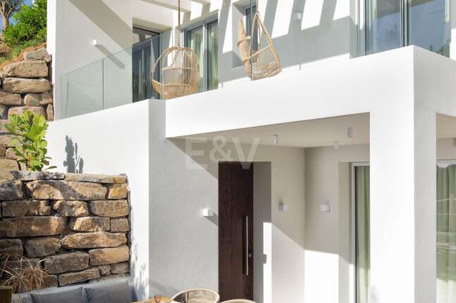 Villa Alma – Où l'architecture moderne rencontre la chaleur méditerranéenne