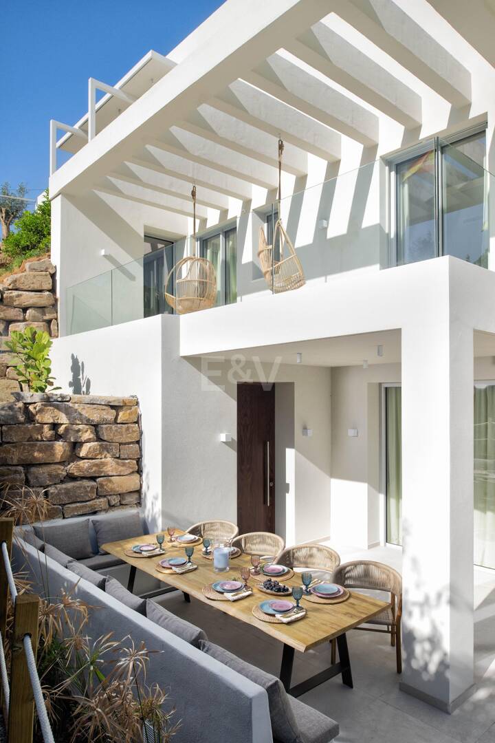 Villa Alma – Où l'architecture moderne rencontre la chaleur méditerranéenne