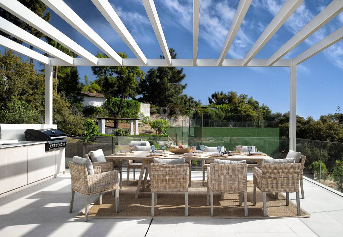 Villa Alma – Où l'architecture moderne rencontre la chaleur méditerranéenne