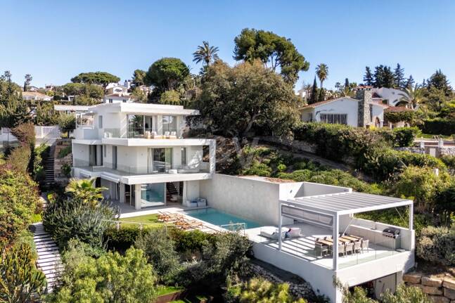 Villa Alma – Où l'architecture moderne rencontre la chaleur méditerranéenne