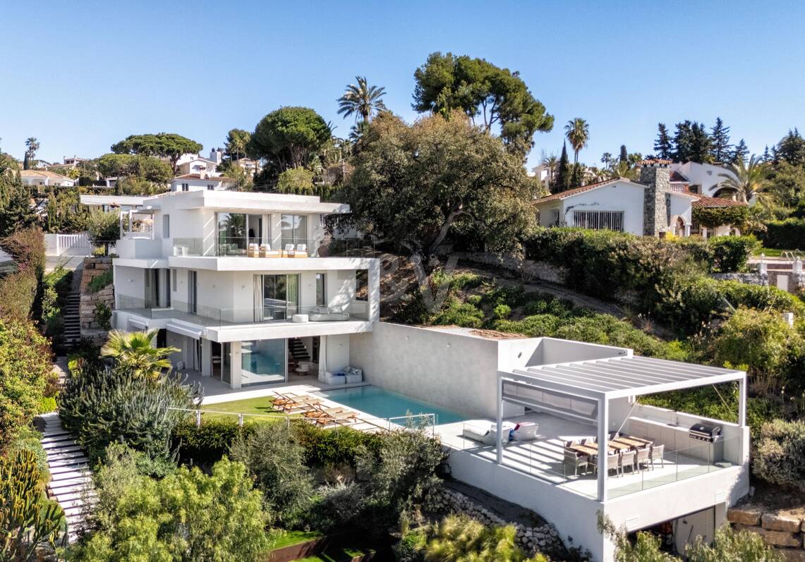 Villa Alma – Où l'architecture moderne rencontre la chaleur méditerranéenne